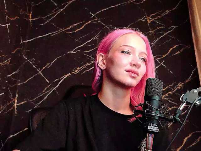 Molodaya live cam on BongaCams