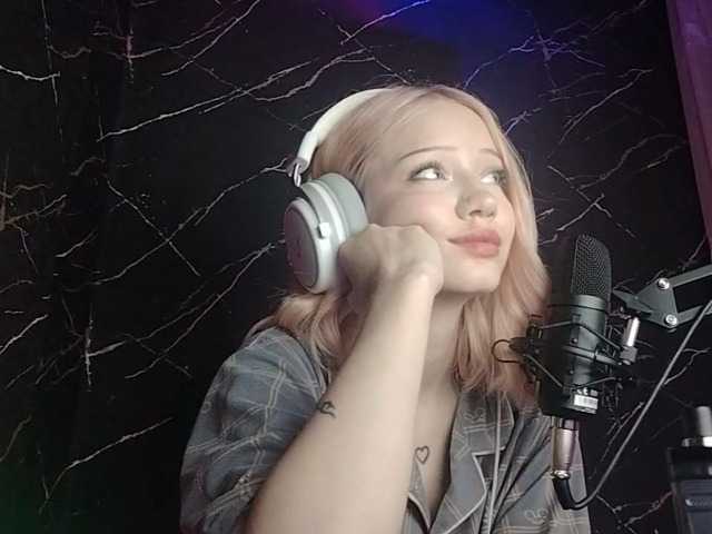 Molodaya live cam on BongaCams