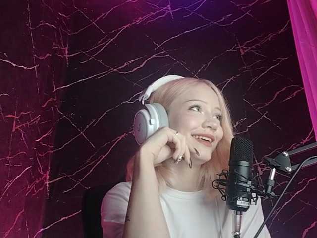 Molodaya live cam on BongaCams