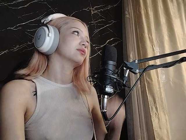 Molodaya live cam on BongaCams