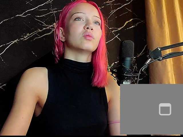 Molodaya live cam on BongaCams