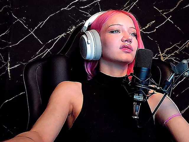 Molodaya live cam on BongaCams