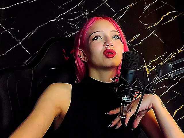 Molodaya live cam on BongaCams