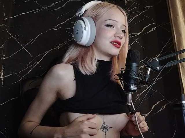 Molodaya live cam on BongaCams