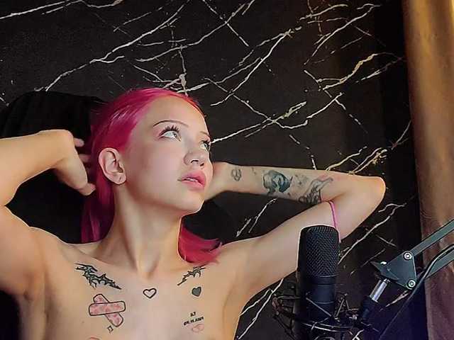 Molodaya live cam on BongaCams