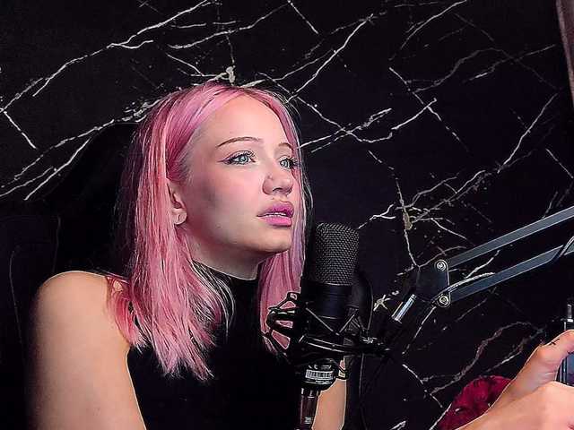 Molodaya live cam on BongaCams