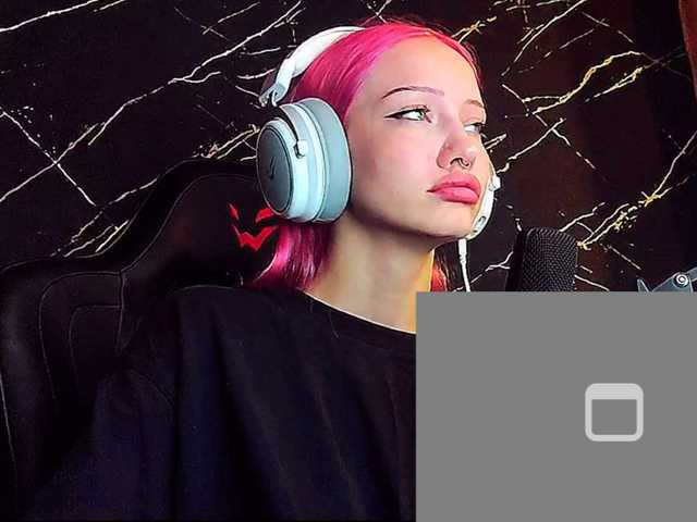 Molodaya live cam on BongaCams