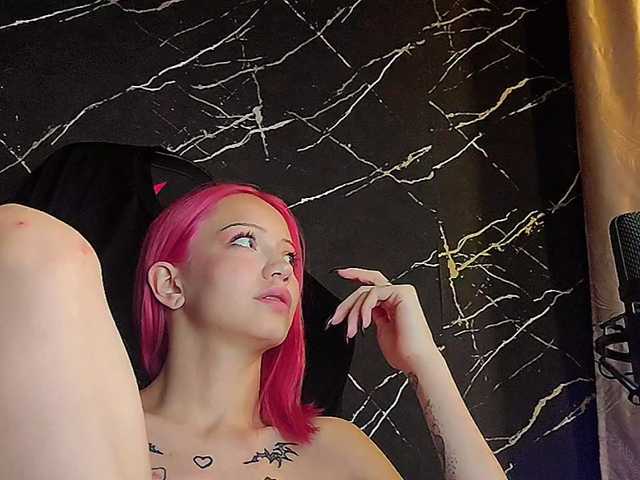 Molodaya live cam on BongaCams
