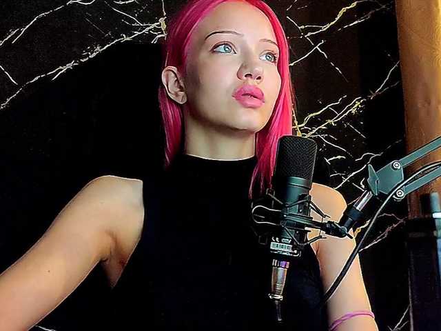 Molodaya live cam on BongaCams