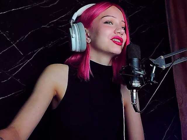 Molodaya live cam on BongaCams