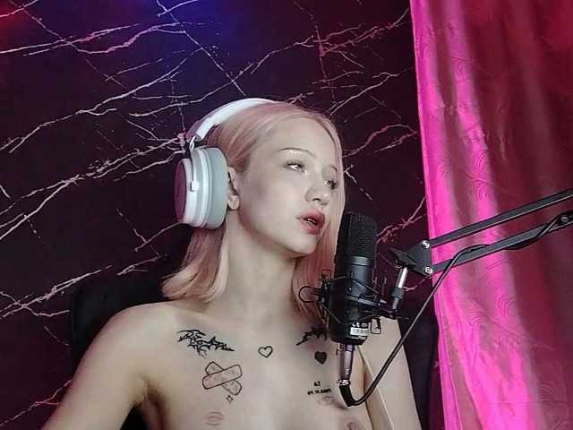 Molodaya live cam on BongaCams