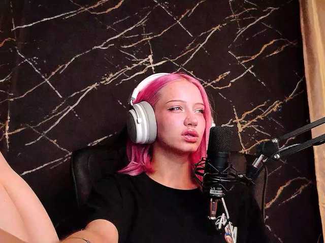 Molodaya live cam on BongaCams