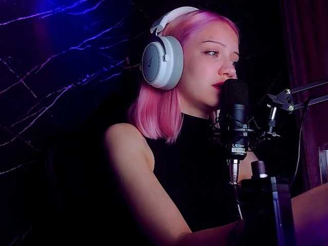 Molodaya live cam on BongaCams