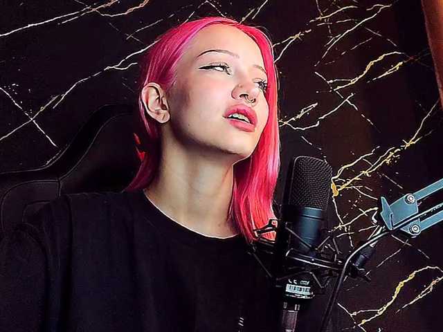 Molodaya live cam on BongaCams