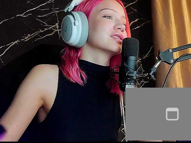 Molodaya live cam on BongaCams