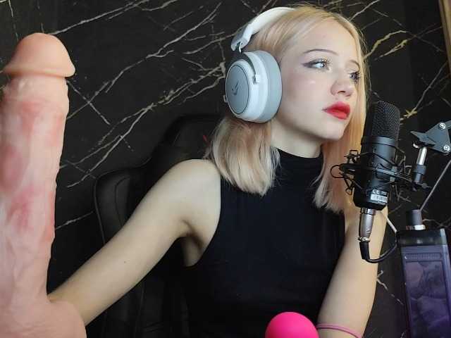 Molodaya live cam on BongaCams