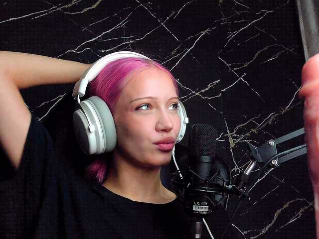 Molodaya live cam on BongaCams