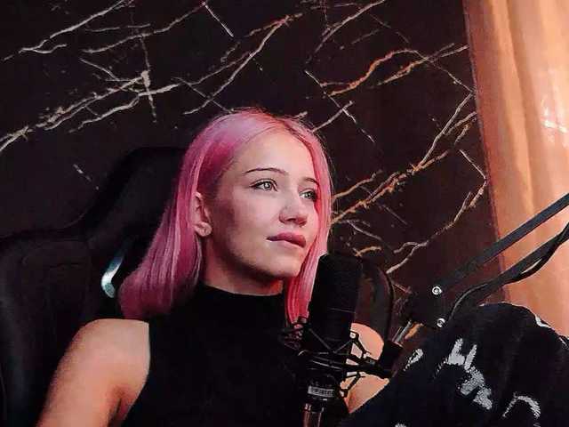 Molodaya live cam on BongaCams