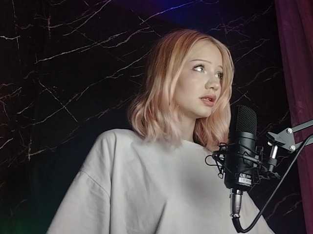 Molodaya live cam on BongaCams