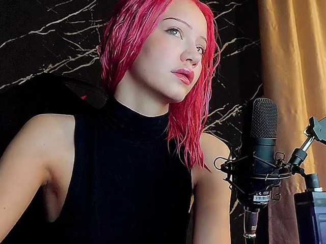 Molodaya live cam on BongaCams