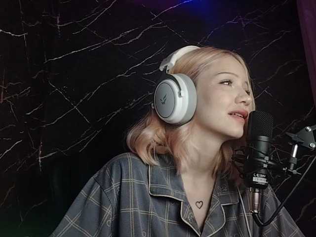 Molodaya live cam on BongaCams