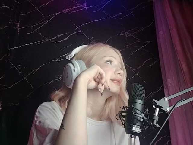 Molodaya live cam on BongaCams