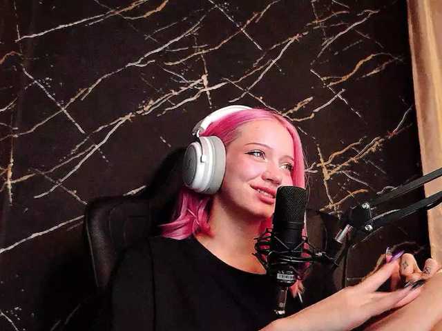 Molodaya live cam on BongaCams
