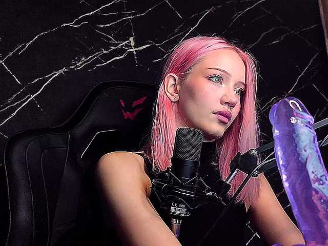 Molodaya live cam on BongaCams