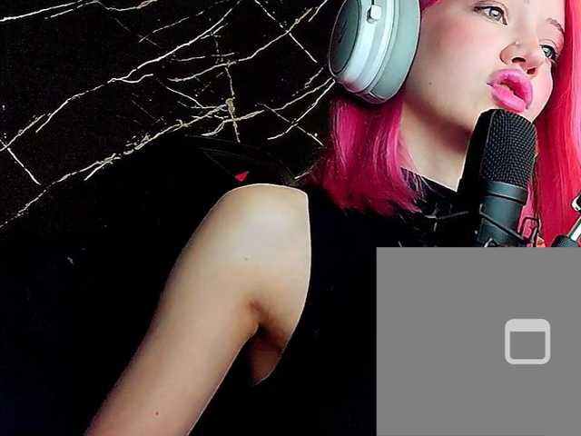 Molodaya live cam on BongaCams