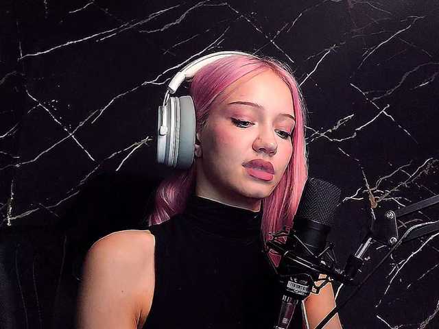 Molodaya live cam on BongaCams