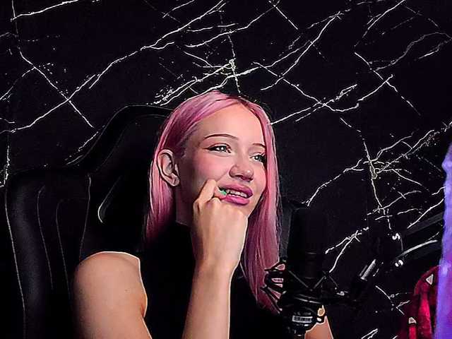 Molodaya live cam on BongaCams