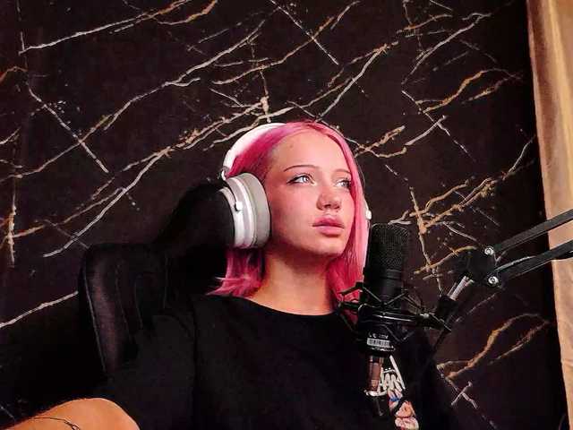 Molodaya live cam on BongaCams