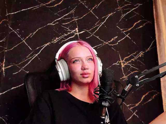 Molodaya live cam on BongaCams