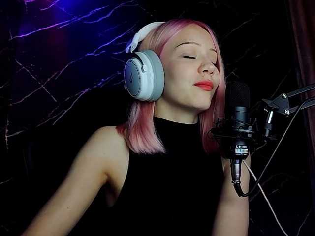 Molodaya live cam on BongaCams