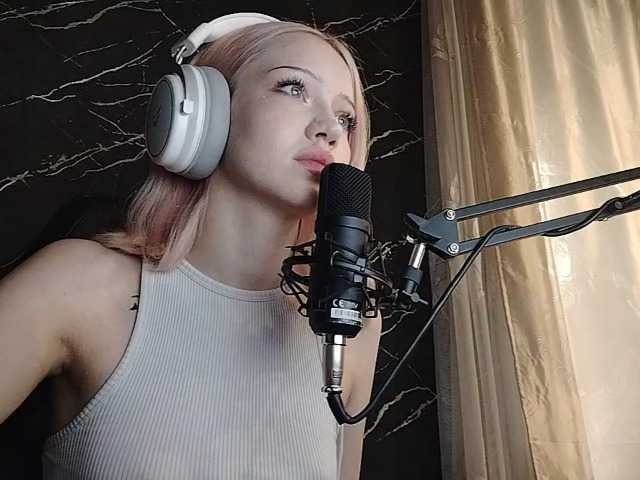 Molodaya live cam on BongaCams