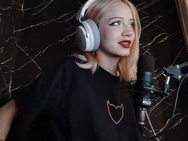 Molodaya live cam on BongaCams
