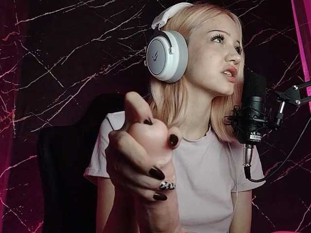 Molodaya live cam on BongaCams