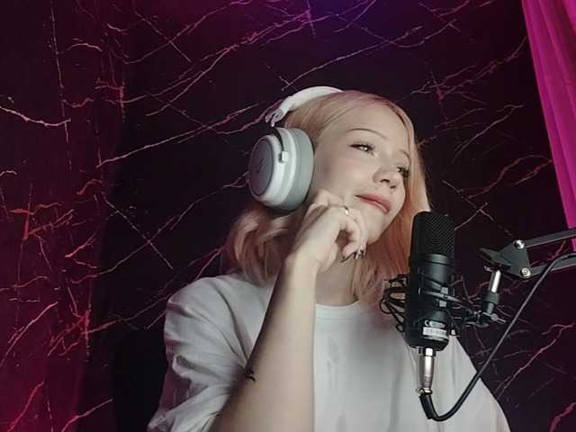 Molodaya live cam on BongaCams