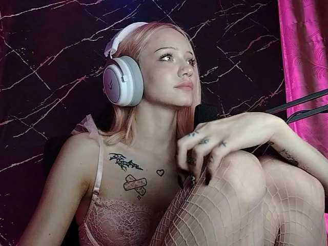 Molodaya live cam on BongaCams