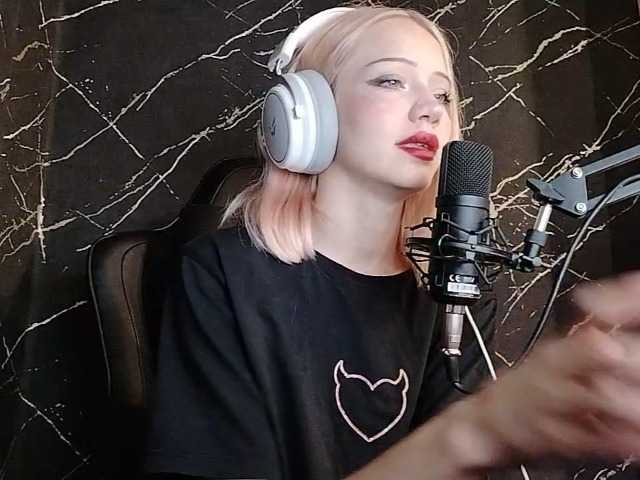 Molodaya live cam on BongaCams