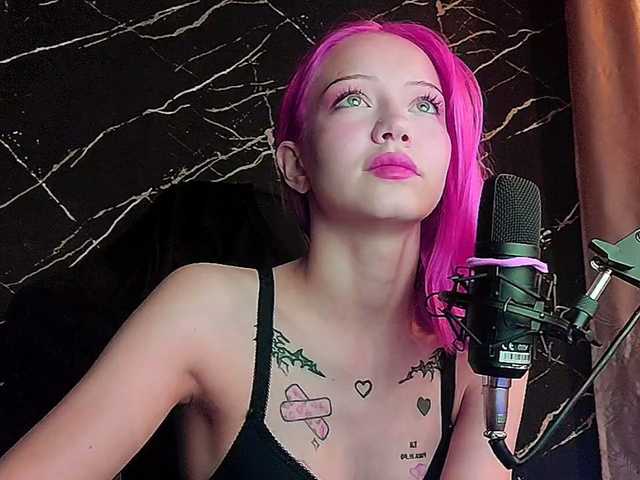 Molodaya live cam on BongaCams
