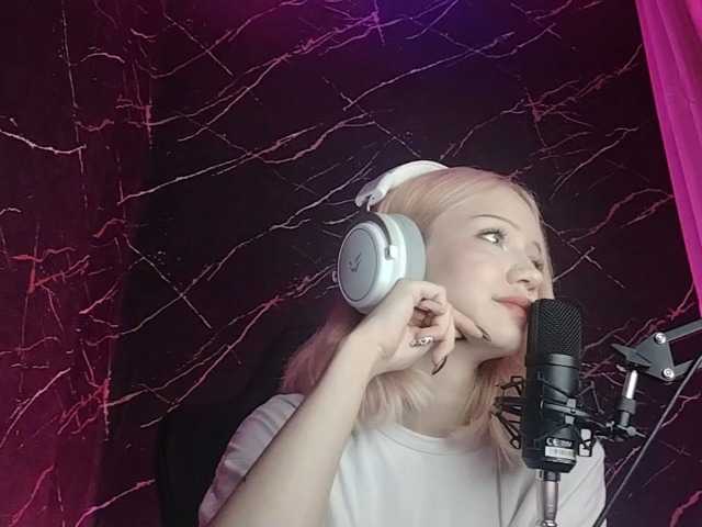 Molodaya live cam on BongaCams