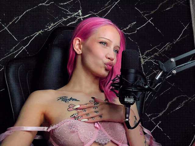 Molodaya live cam on BongaCams