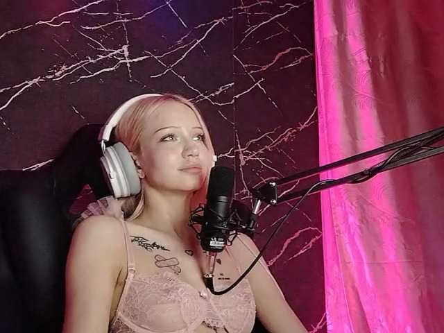 Molodaya live cam on BongaCams