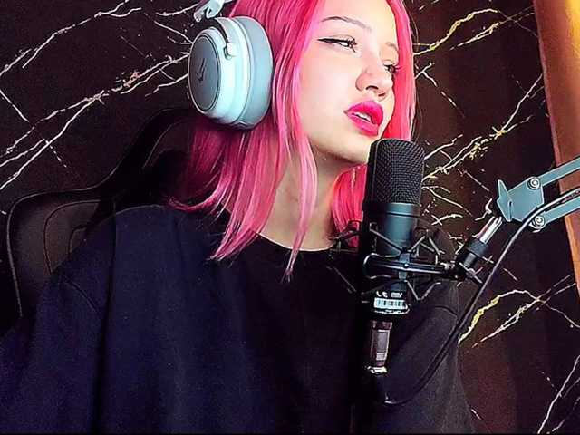 Molodaya live cam on BongaCams