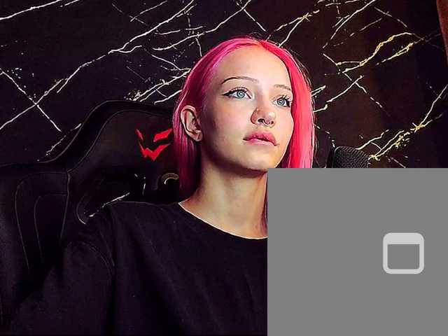 Molodaya live cam on BongaCams