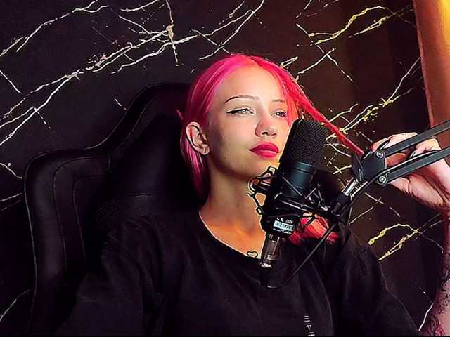 Molodaya live cam on BongaCams