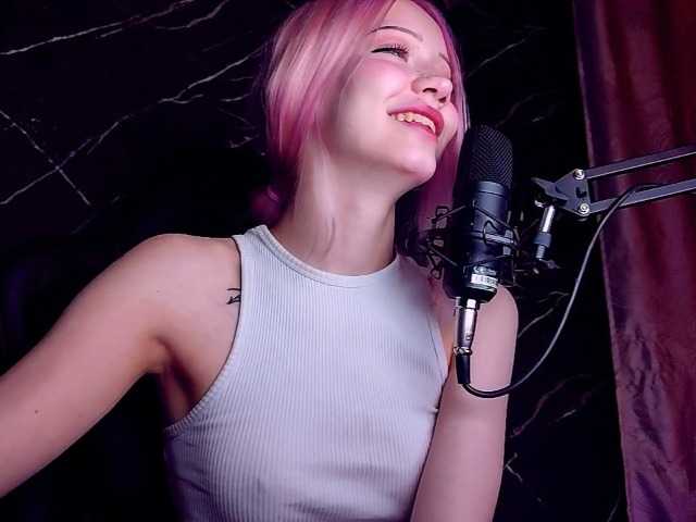 Molodaya live cam on BongaCams