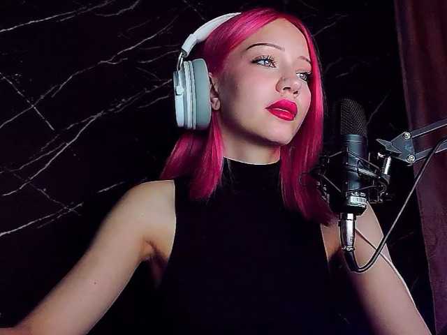 Molodaya live cam on BongaCams