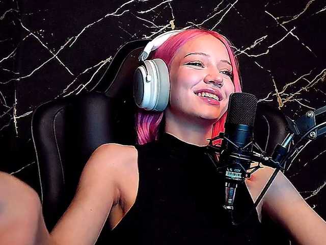 Molodaya live cam on BongaCams